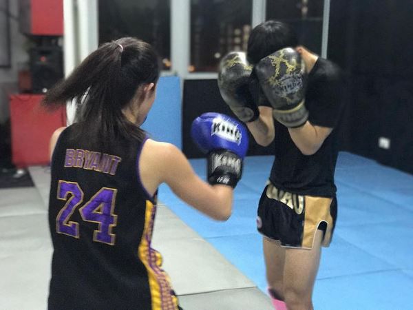 Muay Thai Singapore West students learning to spar and defend
