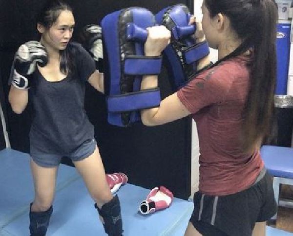 Muay Thai Singapore West students doing boxing padwork